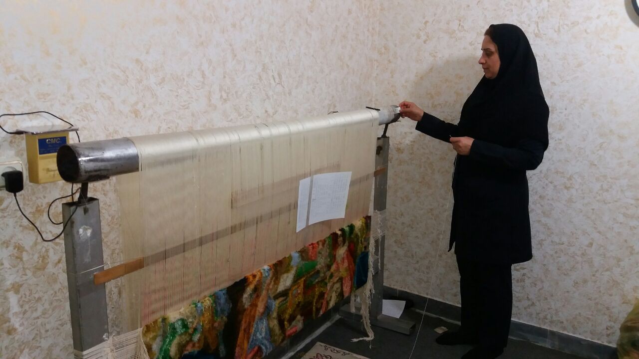 کد گذاری و نصب برچسب بر روی دار بافنده در منزل بافنده توسط خانم تقوی